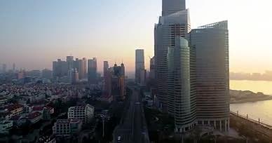 都市清晨青岛香港路高楼间穿行航拍视频的预览图